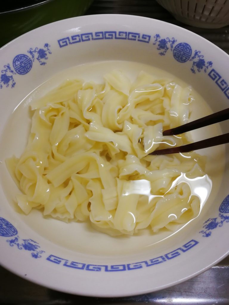 マルハニチロの冷凍食品「新中華街 麻辣刀削麺」の調理方法
