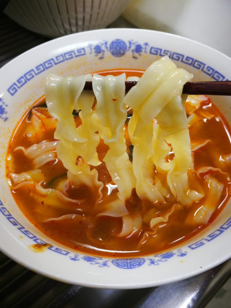 マルハニチロの冷凍食品「新中華街 麻辣刀削麺」の調理方法