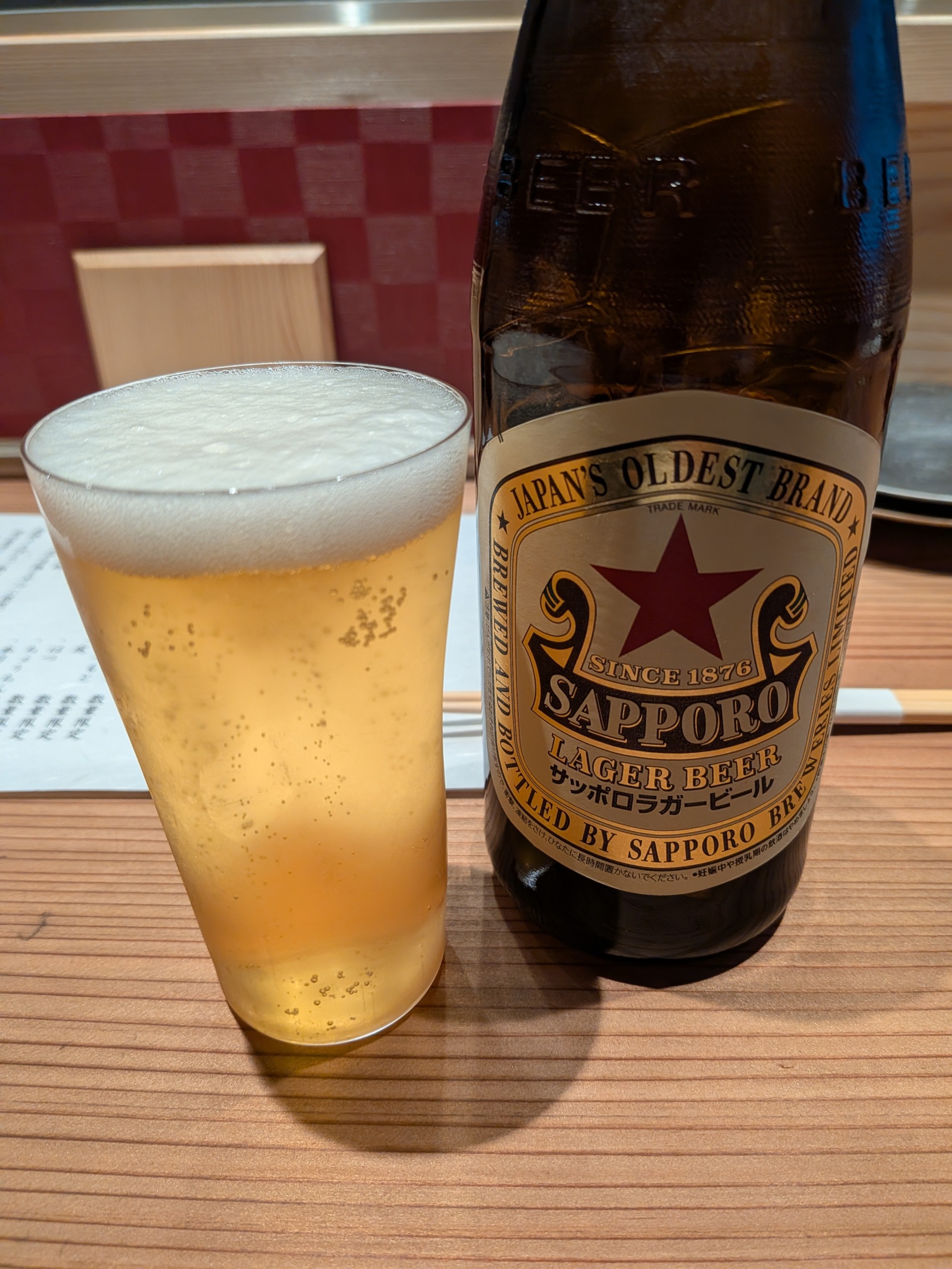 関内 串焼 大紀 冷えたサッポロ赤星ラガー瓶ビール