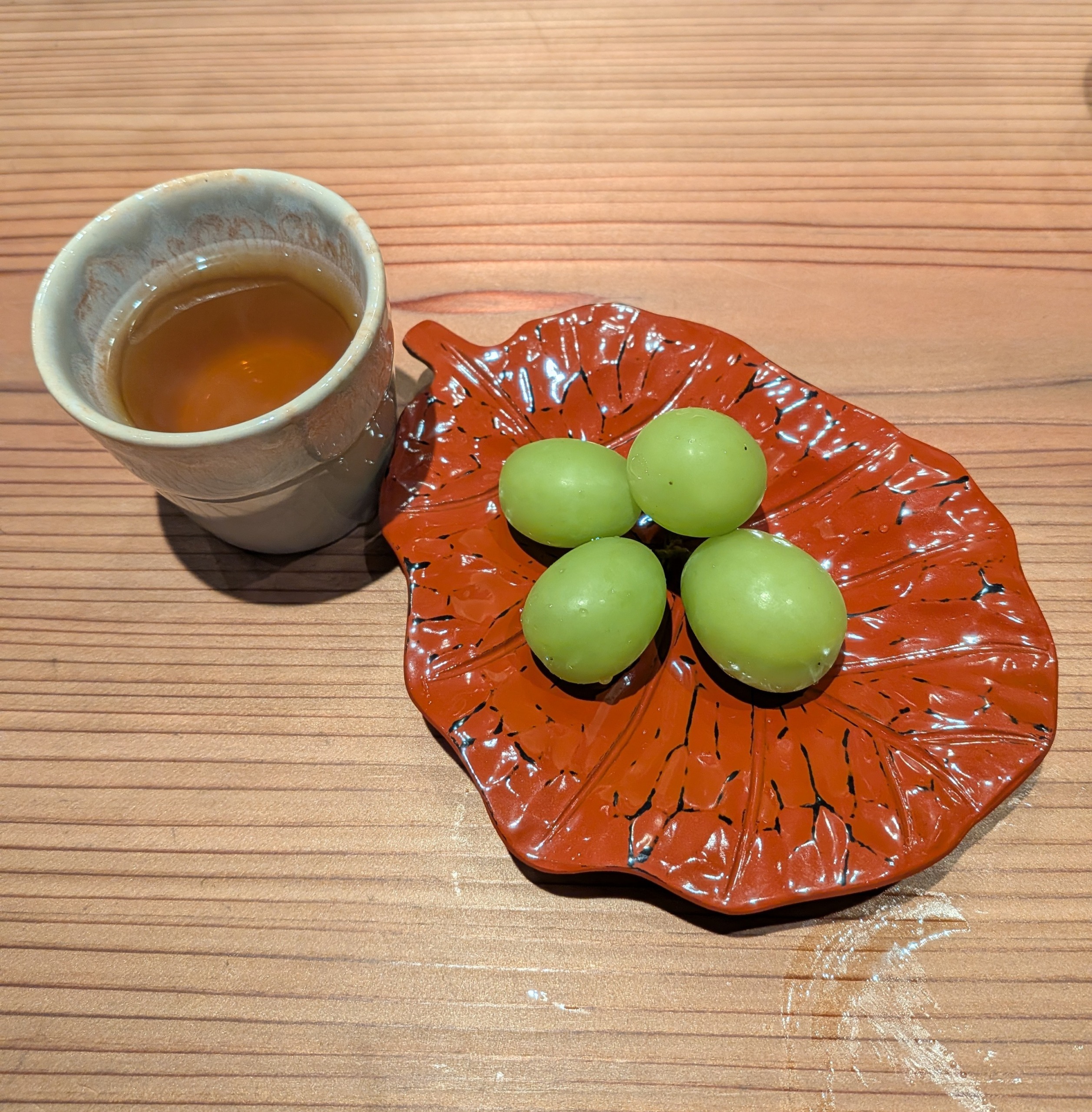 関内 串焼 大紀 デザートのシャインマスカットとお茶