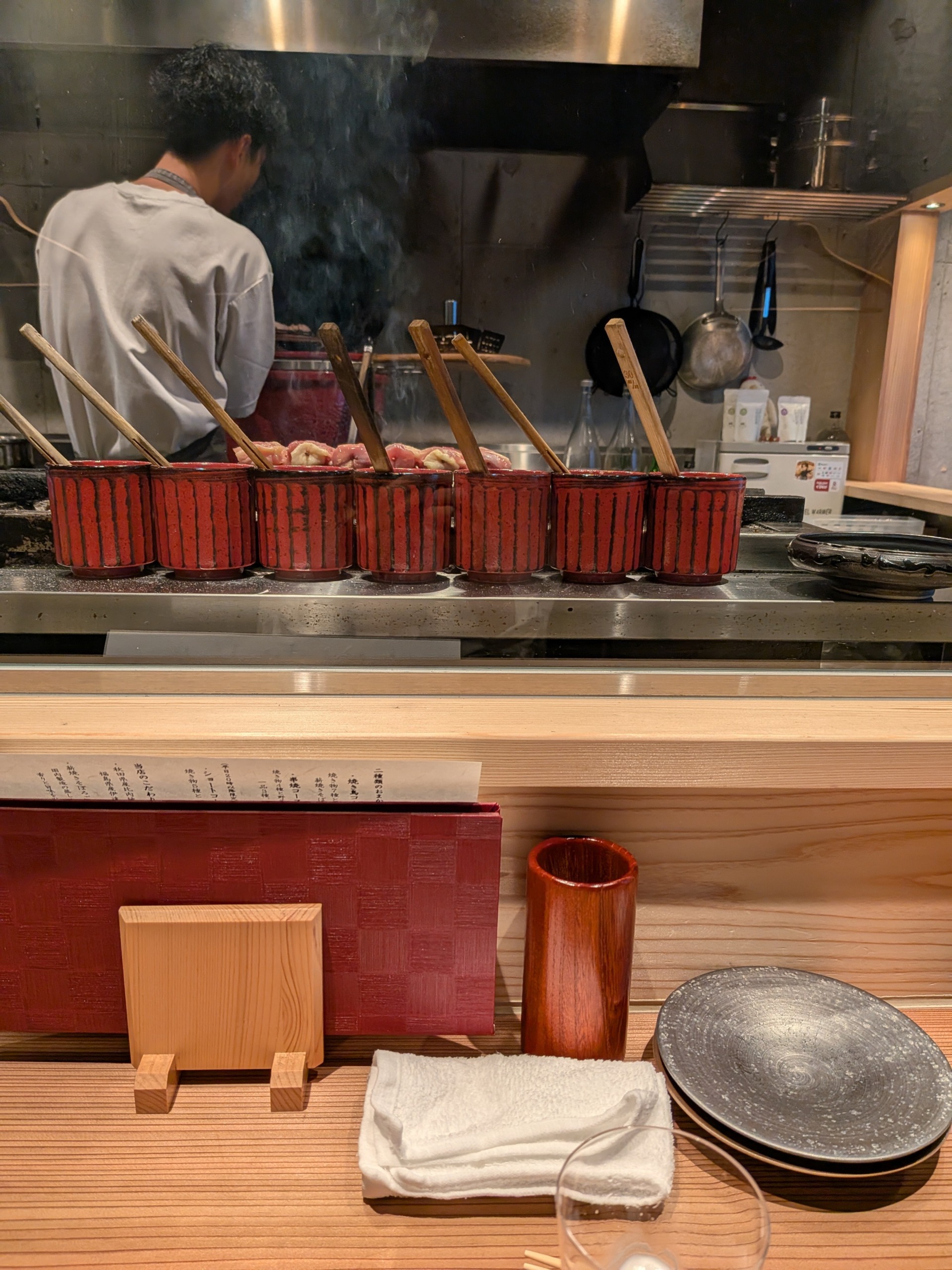 関内 串焼 大紀 備長炭で豪快かつ丁寧に串を焼き上げる風景